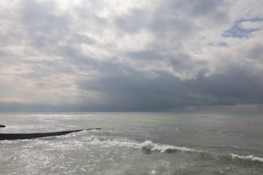 Sochi, Rusya 05.07.2021. Breakwater Rıhtımı Yazın Karadeniz Bulutlu