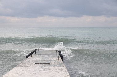 Sochi, Rusya 05.07.2021. Breakwater Rıhtımı Yazın Karadeniz Bulutlu