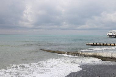 Sochi, Rusya 05.07.2021. Breakwater Rıhtımı Yazın Karadeniz Bulutlu