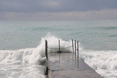 Sochi, Rusya 05.07.2021. Breakwater Rıhtımı Yazın Karadeniz Bulutlu