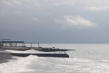 Sochi, Rusya 05.07.2021. Breakwater Rıhtımı Yazın Karadeniz Bulutlu