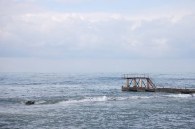 Sochi, Rusya 05.07.2021. Breakwater Rıhtımı Yazın Karadeniz Bulutlu