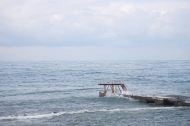 Sochi, Rusya 05.07.2021. Breakwater Rıhtımı Yazın Karadeniz Bulutlu