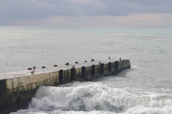 Sochi Rusya 2021 Breakwater Rıhtımı Yazın Karadeniz Bulutlu — Stok fotoğraf