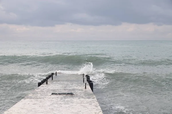 Sochi, Rusya 05.07.2021. Breakwater Rıhtımı Yazın Karadeniz Bulutlu