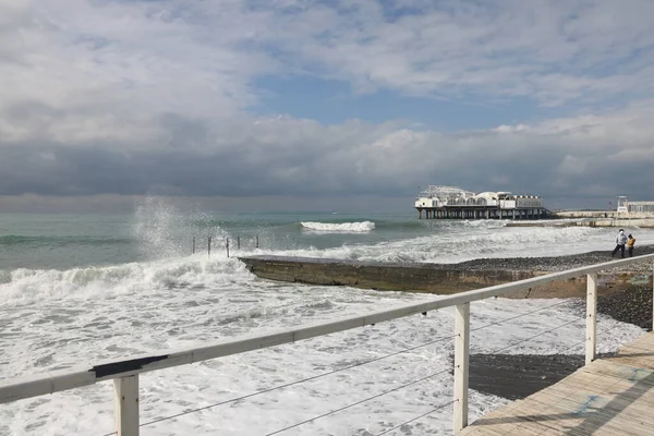 Sochi Rusia 2021 Muelle Rompeolas Verano Negro Mar Nublado — Foto de Stock