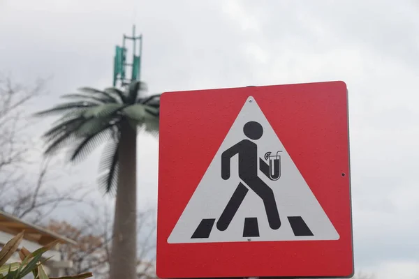 Дорожній Знак Набережній Зображенням Пішохода Коктейлем — стокове фото