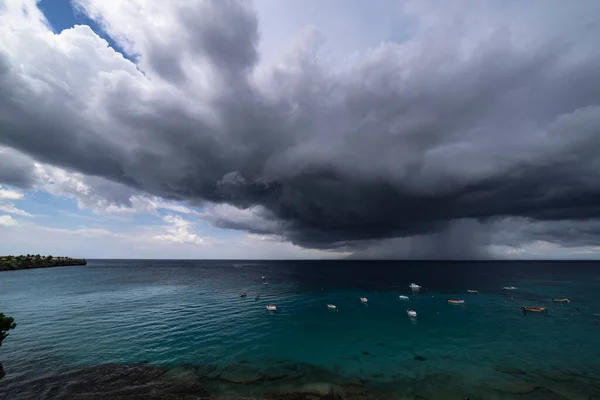 Paisaje Lluvia Truenos Con Nubes Voladoras Sobre Mar Turquesa Alrededor —  Fotos de Stock