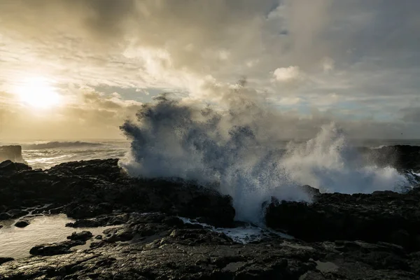 Paisaje Oceánico Con Fuertes Olas Atardecer Costa Cruda Península Rekjanes — Foto de Stock