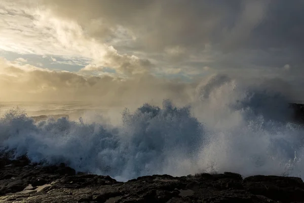 Paisaje Oceánico Con Fuertes Olas Atardecer Costa Cruda Península Rekjanes — Foto de Stock