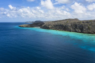 Porto Mari, Curacao, Karayipler çevresindeki okyanus, uçurum ve plaj manzaralı hava manzarası