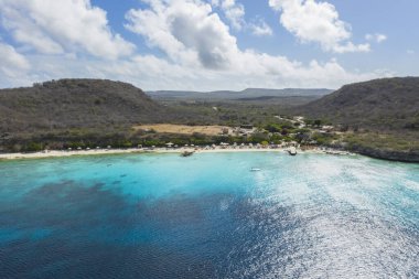 Porto Mari, Curacao, Karayipler çevresindeki okyanus, uçurum ve plaj manzaralı hava manzarası