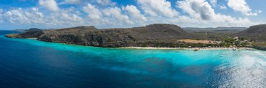 Okyanus, uçurum ve sahil manzaralı panoramik hava manzarası Porto Mari bölgesi, Curacao, Karayipler