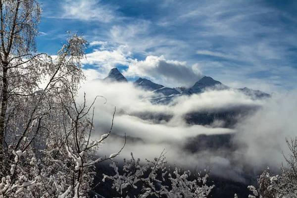 Winterlandschap Europese Alpen Graubuenden Zwitserland Met Besneeuwde Bergen Tinzenhorn Wolken — Stockfoto