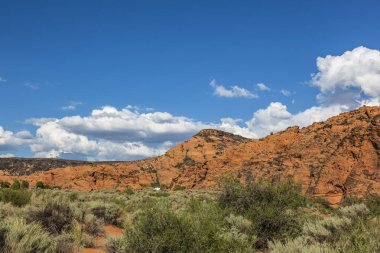 ABD 'nin Utah eyaletindeki Kar Kanyonu Parkı' ndaki dağları ve otlakları gören manzara..