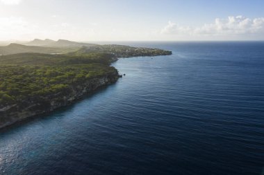 Vaersenbaai, Curacao, Karayipler çevresindeki okyanus, uçurum ve plaj manzaralı hava manzarası