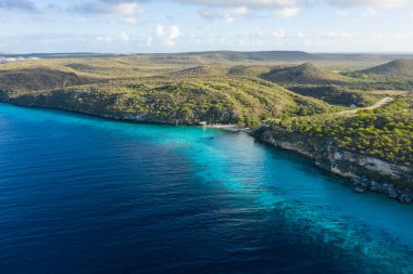 Vaersenbaai, Curacao, Karayipler çevresindeki okyanus, uçurum ve plaj manzaralı hava manzarası