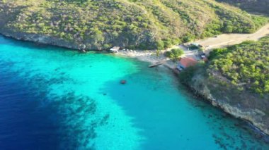 Karayip Denizi 'ndeki Curacao kıyılarının havadan görünüşü turkuaz su, uçurum, sahil ve Vaersenbay etrafındaki güzel mercan resifleri.