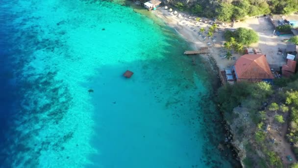 캐리비안해에 해안의 공중에서 바라본 청록색 주변의 아름다운 산호초 — 비디오