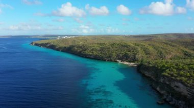 Karayip Denizi 'ndeki Curacao kıyılarının havadan görünüşü turkuaz su, uçurum, sahil ve Vaersenbay etrafındaki güzel mercan resifleri.
