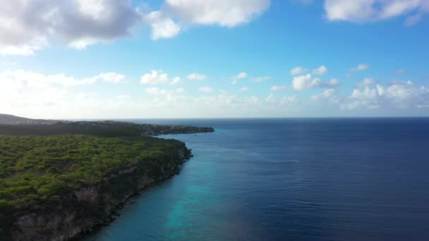 ターコイズブルーの海 ビーチ 美しいサンゴ礁を持つカリブ海のキュラソー島の海岸の空中ビューVaersenbay周辺 — ストック動画