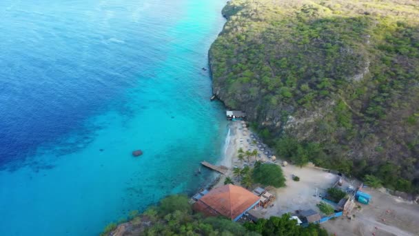 环绕着Vaersenbay的绿松石水 海滩和美丽珊瑚礁的加勒比海库拉索岛海岸的空中景观 — 图库视频影像