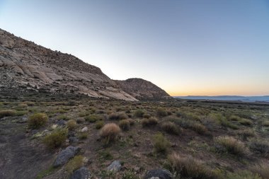 Karlı Kanyon, Utah, ABD 'deki dağları ve otlakları gören manzara..