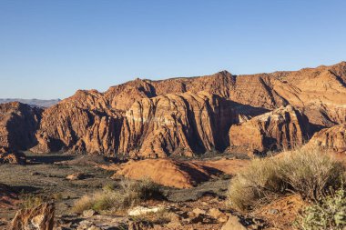 Karlı Kanyon, Utah, ABD 'deki dağları ve otlakları gören manzara..