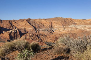Karlı Kanyon, Utah, ABD 'deki dağları ve otlakları gören manzara..