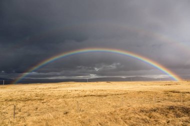Snaefellsnes yarımadası, İzlanda üzerinde kara bulutlar ve gökkuşağı manzarası