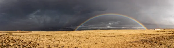 Panoramalandschaft Mit Dunklen Wolken Und Regenbogen Über Der Rauen Küste — Stockfoto