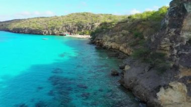 Vaersenbay çevresindeki turkuaz su, uçurum, sahil ve güzel mercan resifleriyle Karayip Denizi 'ndeki Curaao kıyılarının havadan görünüşü.