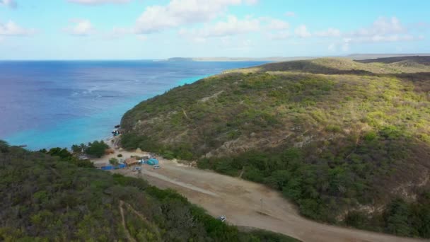 环绕着Vaersenbay的绿松石水 海滩和美丽珊瑚礁的加勒比海库拉奥岛海岸的空中景观 — 图库视频影像