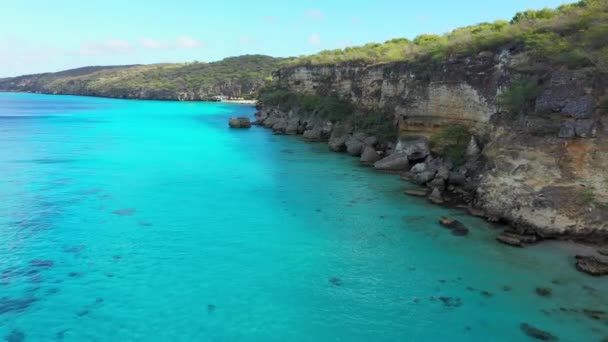 ターコイズブルーの海 ビーチ 美しいサンゴ礁を持つカリブ海のキュラソー島の海岸の空中ビュー Vaersenbay — ストック動画