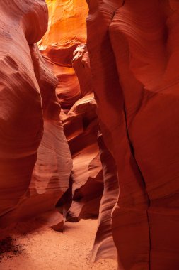 Dalgalı ve pürüzsüz kaya duvarları olan bir kanyonda manzara, Kanyon X, Arizona, ABD.