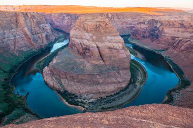 Horseshoe Bend 'de şafak manzarası. Colorado nehri, Page, Arizona, ABD yakınlarında..