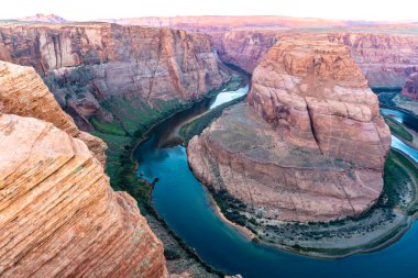 Horseshoe Bend 'de şafak manzarası. Colorado nehri, Page, Arizona, ABD yakınlarında..