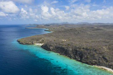Karayipler 'de sahil, uçurum ve turkuaz okyanusla Curaao kıyılarının havadan görünüşü