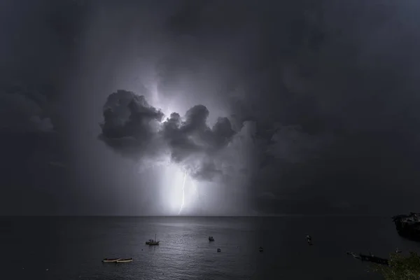 Foto Nocturna Destellos Relámpagos Paisaje Tormenta Alrededor Curazao Caribe —  Fotos de Stock