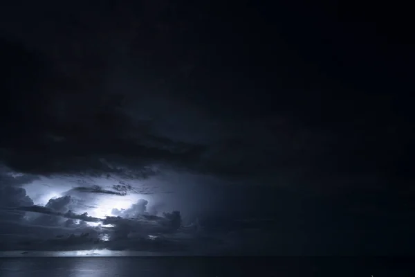 Foto Nocturna Destellos Relámpagos Paisaje Tormenta Alrededor Curazao Caribe —  Fotos de Stock