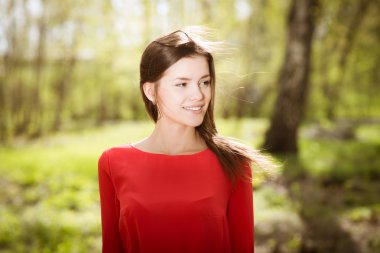 güzel genç kız parkta