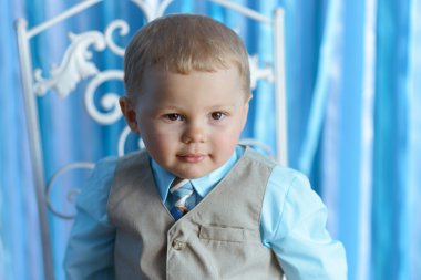 küçük çocuk ciddi görünüyor