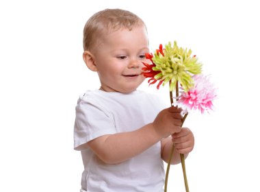 Çiçekli küçük çocuk.