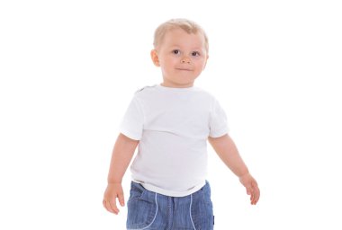 küçük oğlan gülümsüyor