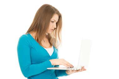 güzel bir kadın ile bir dizüstü bilgisayar