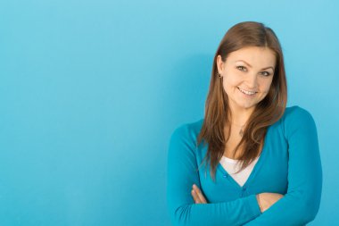 kadın gülümsüyor