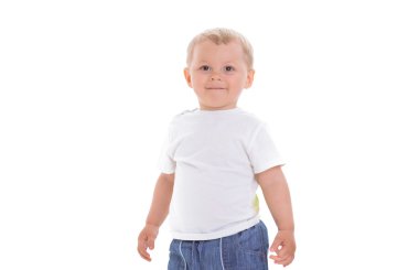 küçük oğlan gülümsüyor