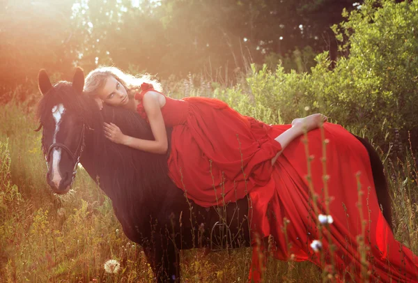 Mooie vrouw op paard — Stockfoto