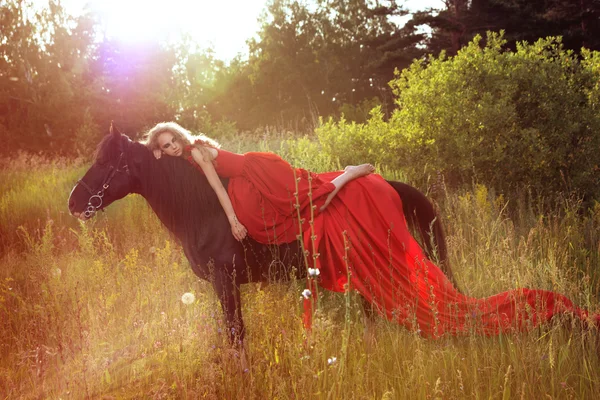 काळा घोडा वर स्त्री — स्टॉक फोटो, इमेज