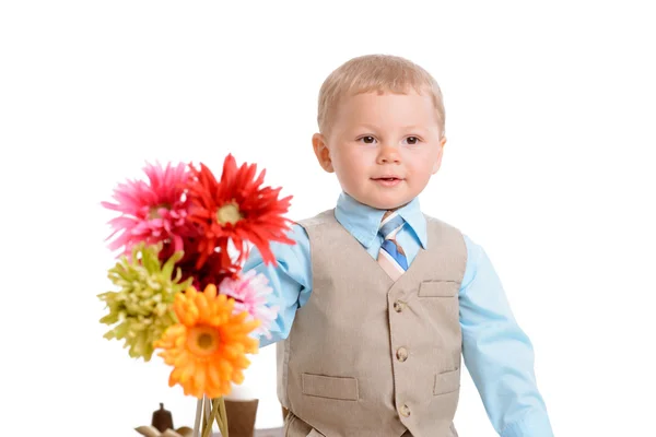 Kleine jongen met bloemen — Stockfoto